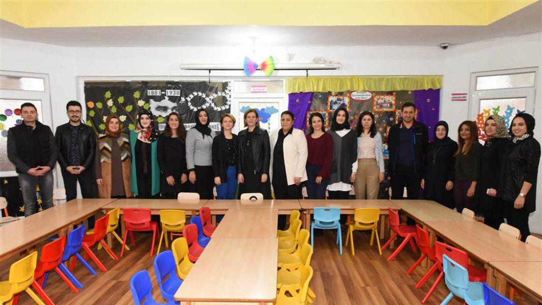 Vali Hulusi Şahin in eşi Ebru Şahin, Nitelikli Eğitime Kararlı Adımlar Projesinin alt bileşeni olan Değerler Eğitimi Projesi kapsamında 15 Temmuz Şehitleri, Gültepe ve Yağmur Anaokullarını ziyaret etti.